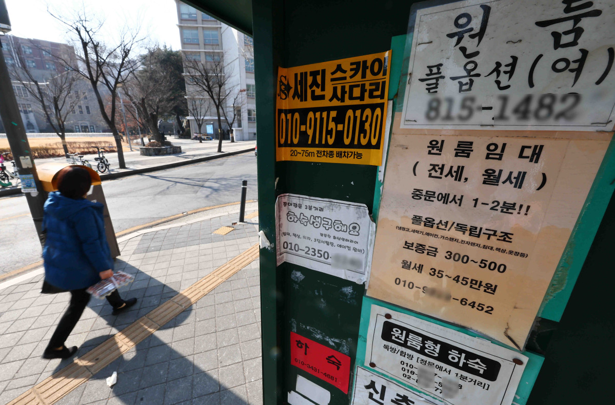 ▲서울 소재의 한 대학가 게시판에 원룸 월세 안내문이 붙어 있다. (뉴시스)