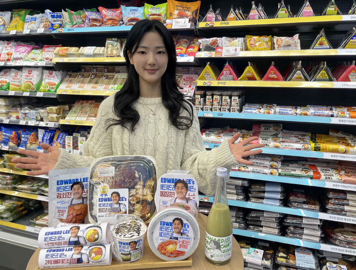 ▲GS25 모델이 ‘에드워드 리’ 셰프 컬래버 시리즈 누적 판매수량 100만 개 돌파를 기념해 제품을 선보이고 있다. 사진제공 GS리테일