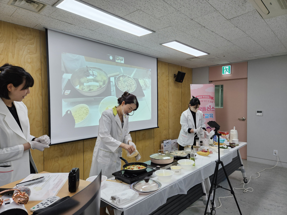 ▲마포구 ‘영양플러스사업’ 영양교육에서 보충식품을 활용한 간식·이유식 만들기 실습을 진행하고 있다. (마포구청)