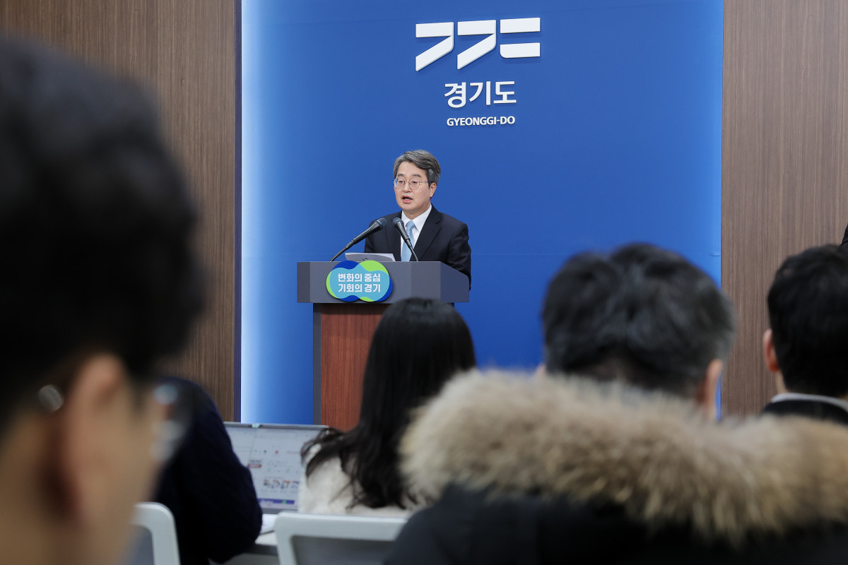 ▲김동연 경기도지사가 14일 경기도청에서 서울 시내버스 파업 관련 긴급 기자회견을 열고 공공관리제 버스 무료 운행 등 비상수송대책을 발표하고 있다. 경기도는 15일 첫차부터 서울 진입 41개 노선 474대를 전면 무료로 운영하며, 장기 파업에 대비해 전세버스 추가 투입도 예고했다. (경기도)