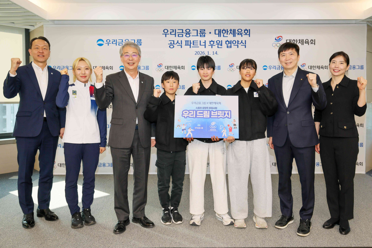 ▲(왼쪽부터) 우리금융 이정섭 상무, 근대5종 국가대표 성승민 선수, 우리금융 임종룡 회장, 스노보드 류준수 선수, 크로스컨트리 박재연 선수, 크로스컨트리 이윤주 선수, 대한체육회 유승민 회장, 오지윤마케팅실장이 14일 서울 중구 우리금융 본사에서 열린 업무협약식에서 기념사진을 촬영하고 있다. (사진제공=우리금융)