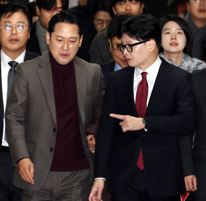 ▲한동훈 국민의힘 전 대표와 장동혁 대표가 12일 오전 서울 여의도 국회에서 열린 비공개 최고위원회의에 참석하고 있다. 2024.12.12. (뉴시스)
