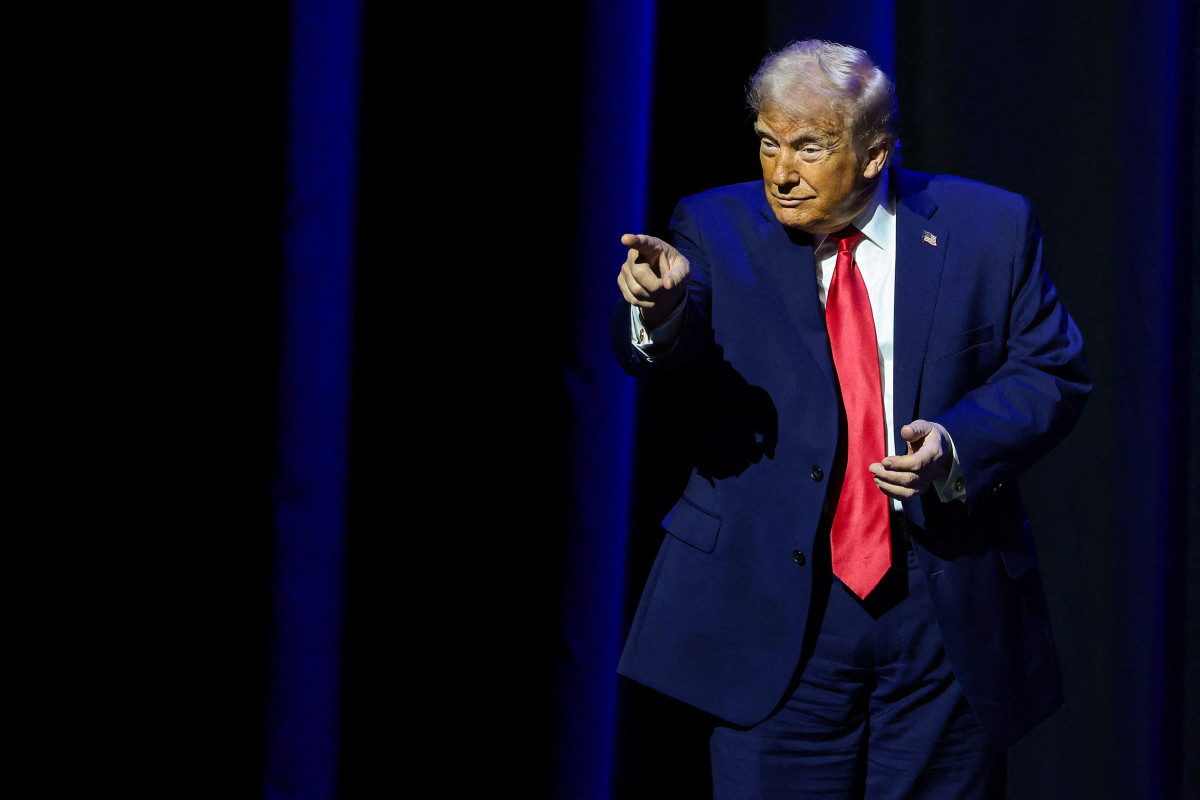 ▲도널드 트럼프 미국 대통령이 13일(현지시간) 디트로이트 경제 클럽에서 손짓을 하고 있다.  (디트로이트(미국)/로이터연합뉴스)