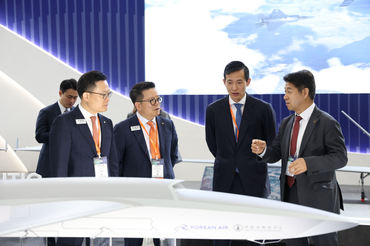 ▲김동관 한화 부회장이 부산 벡스코에서 지난해 열린 ‘2025 국제해양방위산업전(MADEX 2025)’ 에 방문한 모습. (한화그룹)