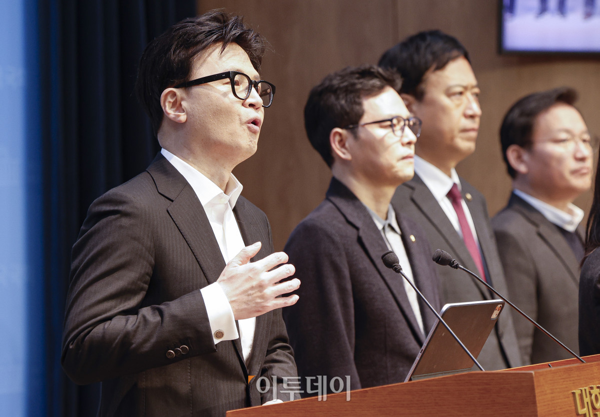 ▲한동훈 국민의힘 전 대표가 14일 여의도 국회 소통관에서 당 윤리위원회가 본인을 제명 결정한 것과 관련해 입장을 밝히고 있다. 조현호 기자 hyunho@