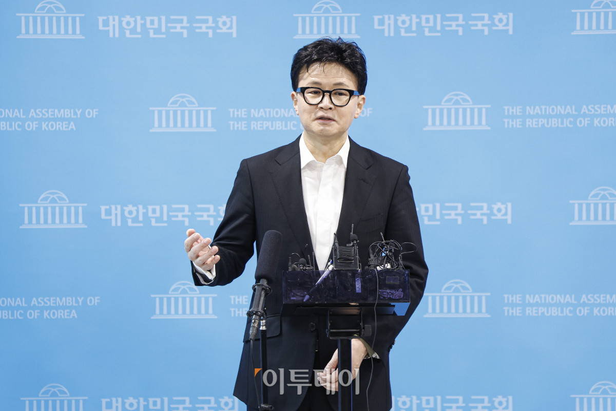 ▲한동훈 국민의힘 전 대표가 14일 여의도 국회 소통관에서 당 윤리위원회가 본인을 제명 결정한 것과 관련해 입장을 밝힌 뒤 취재진의 질문에 답하고 있다. 조현호 기자 hyunho@