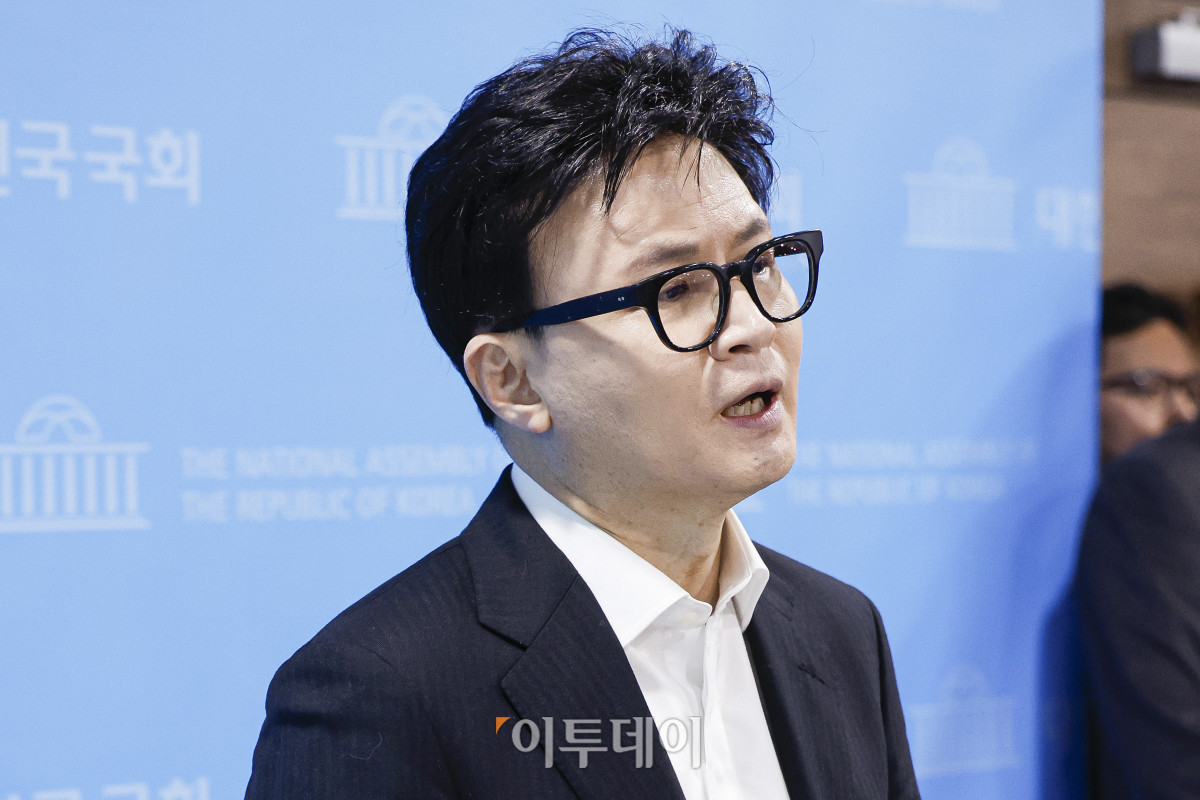 ▲한동훈 국민의힘 전 대표가 14일 여의도 국회 소통관에서 당 윤리위원회가 본인을 제명 결정한 것과 관련해 입장을 밝힌 뒤 취재진의 질문에 답하고 있다. 조현호 기자 hyunho@