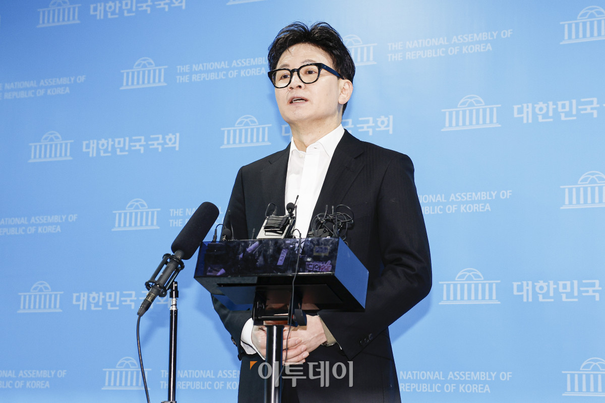 ▲한동훈 국민의힘 전 대표가 14일 여의도 국회 소통관에서 당 윤리위원회가 본인을 제명 결정한 것과 관련해 입장을 밝힌 뒤 취재진의 질문에 답하고 있다. 조현호 기자 hyunho@
