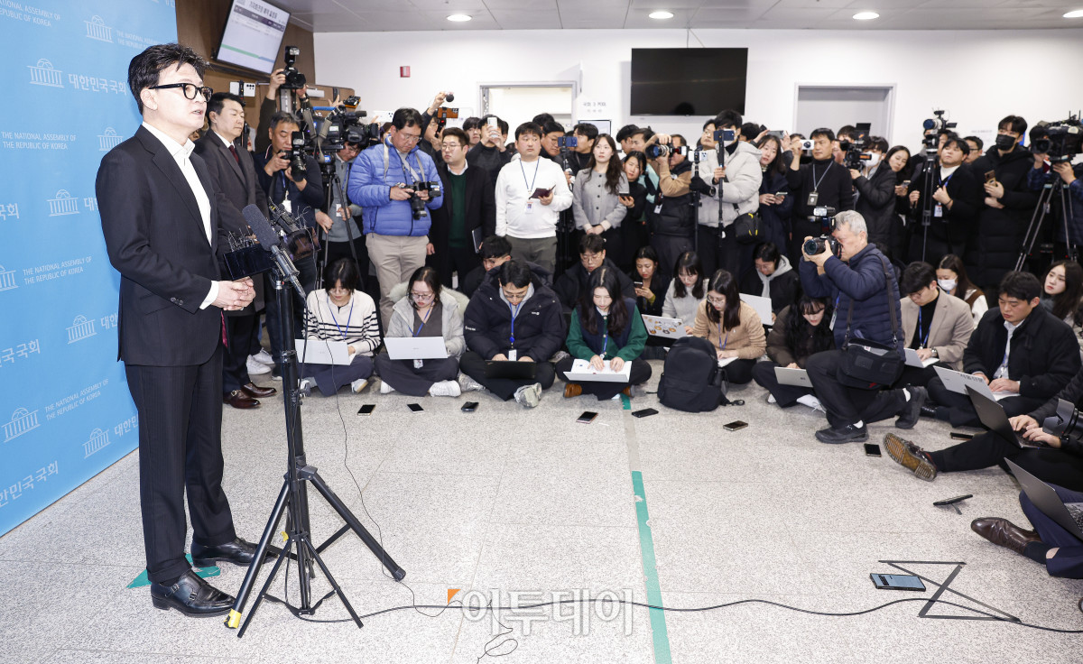 ▲한동훈 국민의힘 전 대표가 14일 여의도 국회 소통관에서 당 윤리위원회가 본인을 제명 결정한 것과 관련해 입장을 밝힌 뒤 취재진의 질문에 답하고 있다. 조현호 기자 hyunho@