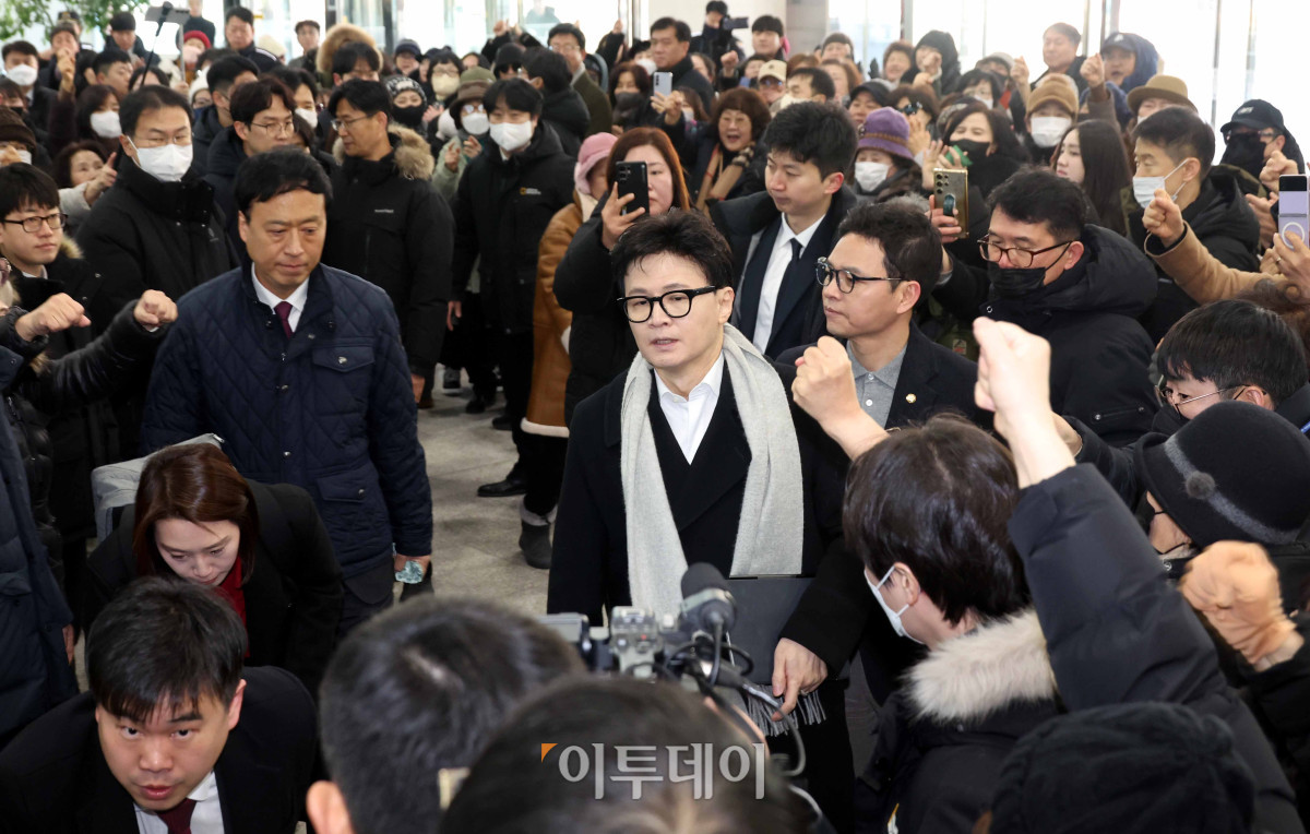 ▲한동훈 국민의힘 전 대표가 14일 여의도 국회 소통관에서 당 윤리위원회가 본인을 제명 결정한 것과 관련해 입장을 밝히기 위해 회견장으로 향하고 있다. 조현호 기자 hyunho@