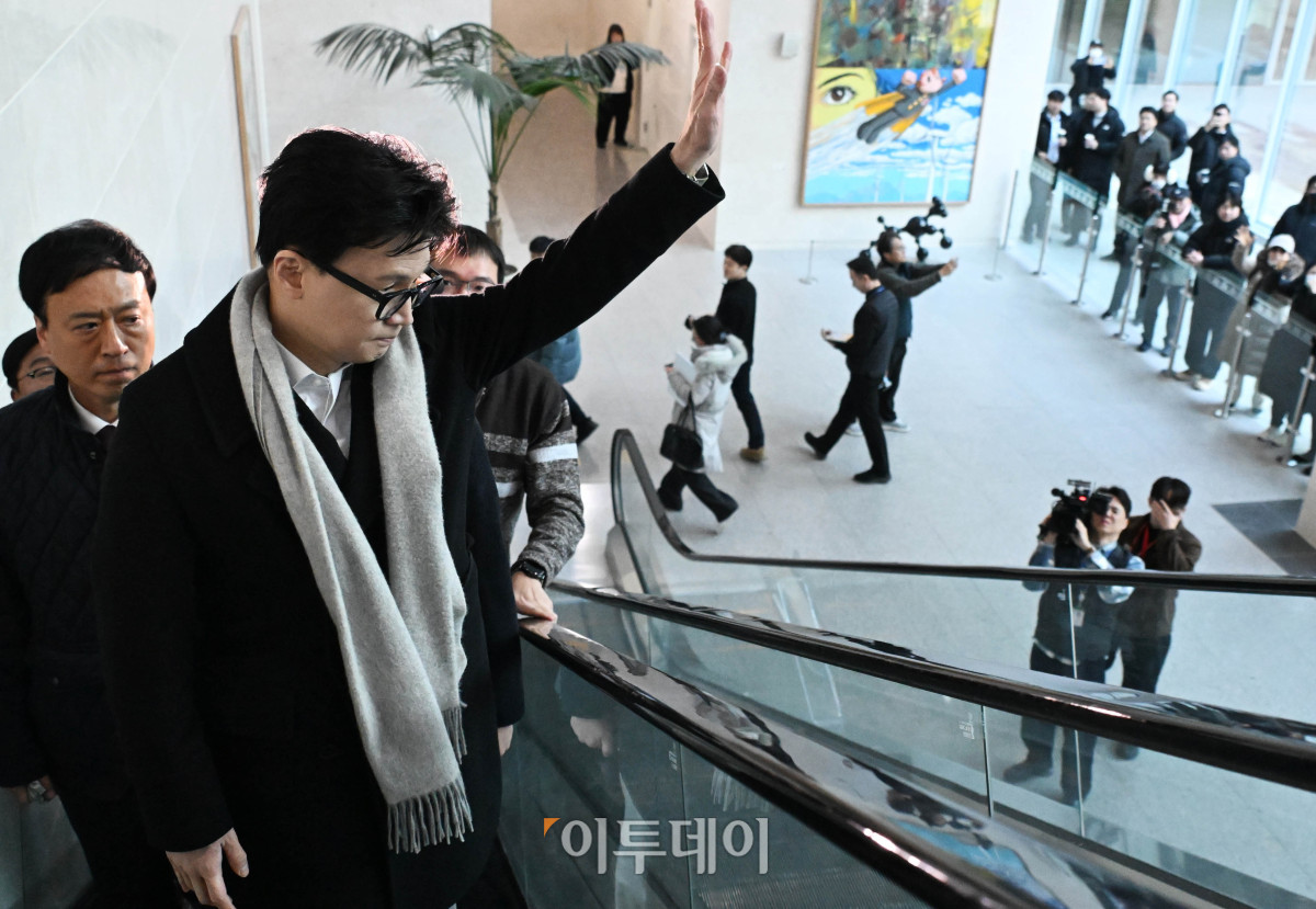 ▲한동훈 국민의힘 전 대표가 14일 여의도 국회 소통관에서 당 윤리위원회가 본인을 제명 결정한 것과 관련해 입장을 밝히기 위해 회견장으로 향하고 있다. 조현호 기자 hyunho@