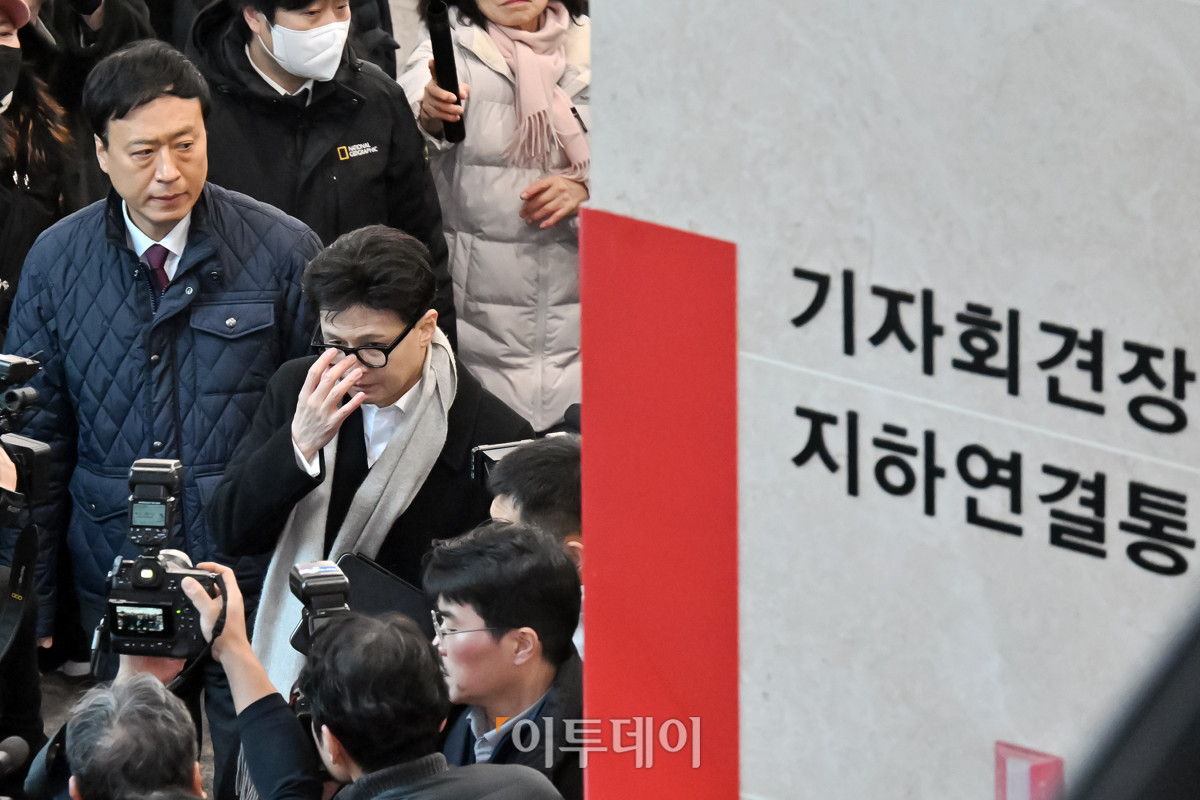 ▲한동훈 국민의힘 전 대표가 14일 여의도 국회 소통관에서 당 윤리위원회가 본인을 제명 결정한 것과 관련해 입장을 밝히기 위해 회견장으로 향하고 있다. 조현호 기자 hyunho@