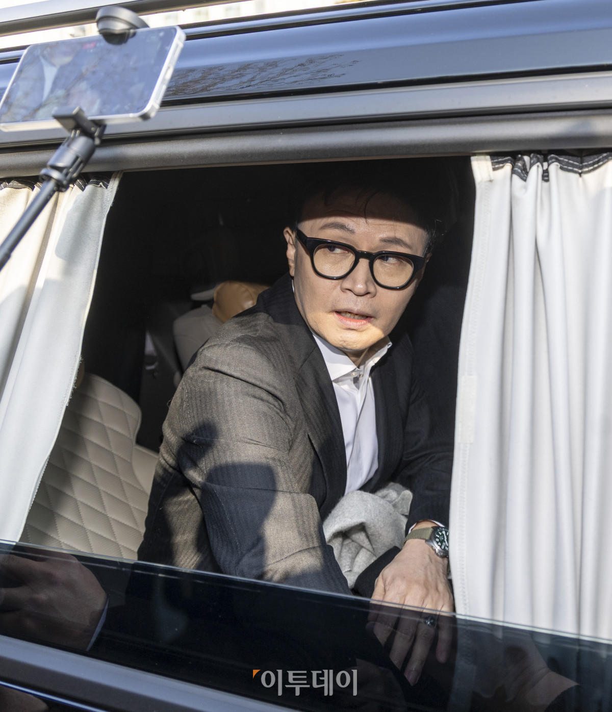 ▲한동훈 국민의힘 전 대표가 14일 여의도 국회 소통관에서 당 윤리위원회가 본인을 제명 결정한 것과 관련해 입장을 밝힌 뒤 회견장을 떠나며 차량에 탑승하고 있다. 조현호 기자 hyunho@