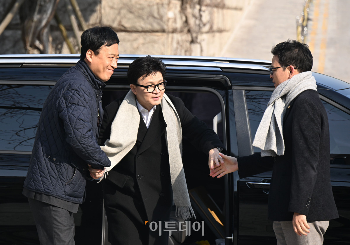 ▲한동훈 국민의힘 전 대표가 14일 여의도 국회 소통관에서 당 윤리위원회가 본인을 제명 결정한 것과 관련해 입장을 밝히기 위해 회견장으로 향하고 있다. 조현호 기자 hyunho@