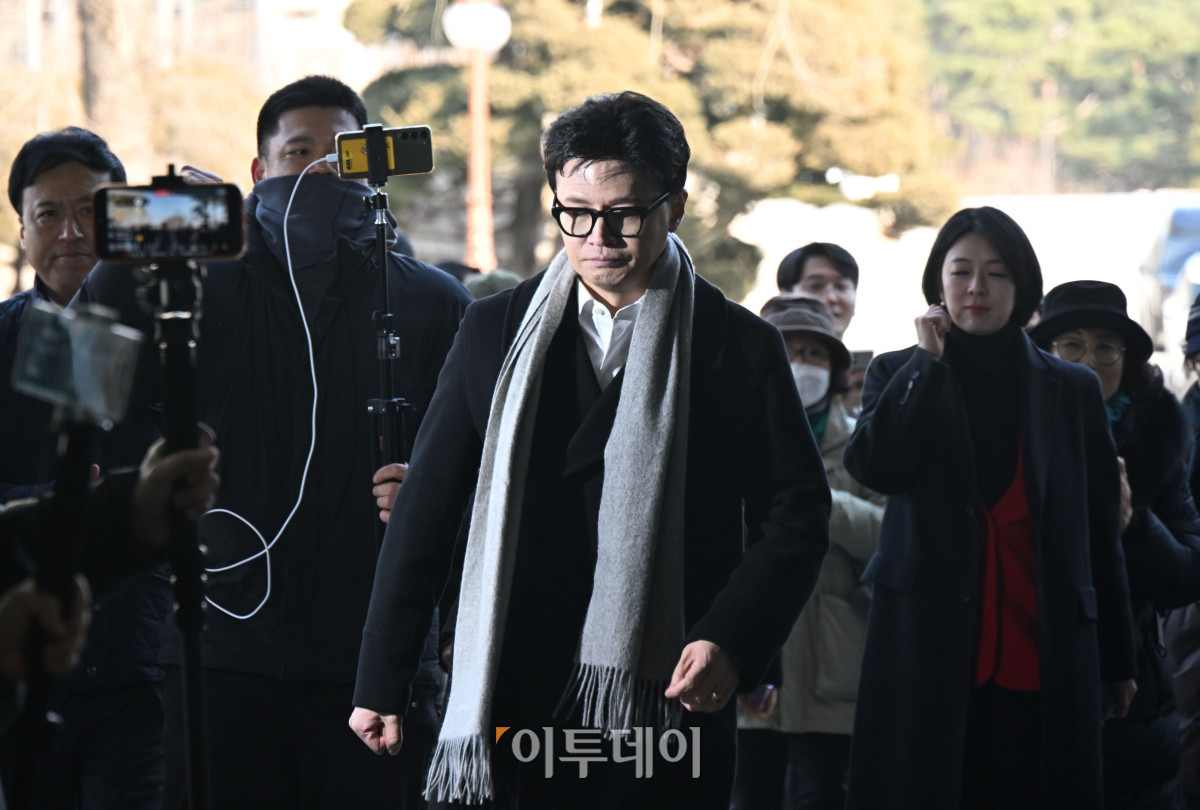 ▲한동훈 국민의힘 전 대표가 14일 여의도 국회 소통관에서 당 윤리위원회가 본인을 제명 결정한 것과 관련해 입장을 밝히기 위해 회견장으로 향하고 있다. 조현호 기자 hyunho@