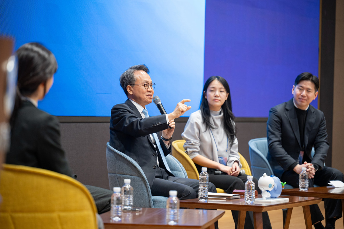 ▲진옥동 신한금융그룹 회장이 13일 서울 중구 신한금융 본사에서 AX 추진을 이끌 핵심 인재인 ‘AX 혁신리더’ 발대식에서 발언하고 있다. (사진제공=신한금융)