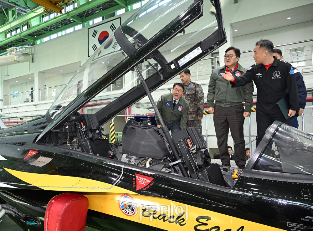 ▲우원식 국회의장이 14일 강원도 원주시 제8전투비행단을 위문 방문, 특수비행팀 블랙이글스의 T-50B를 살펴보고 있다. 국회사진기자단