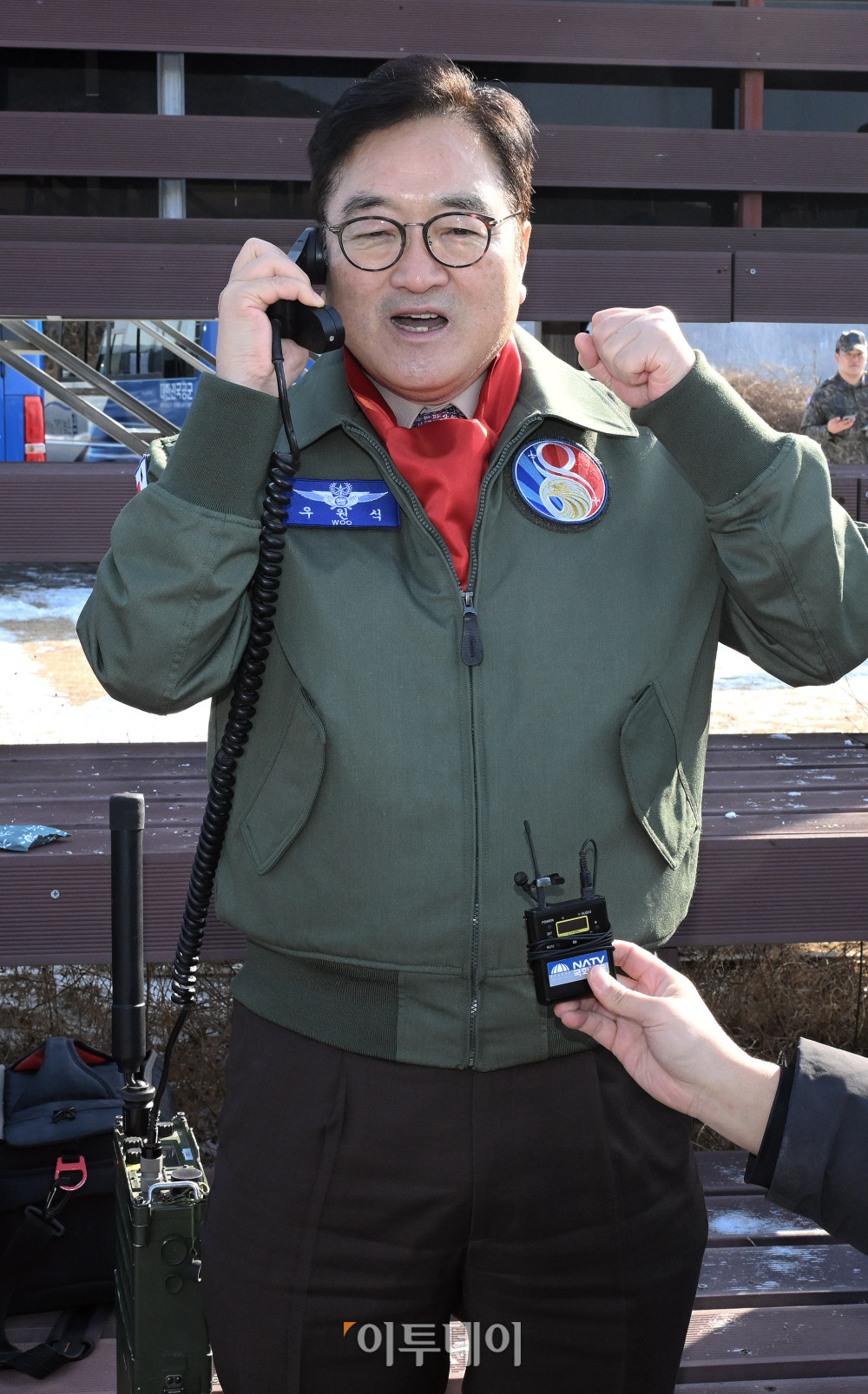 ▲우원식 국회의장이 14일 강원도 원주시 제8전투비행단을 위문 방문, 특수비행팀 블랙이글스 비행을 본 뒤 대원들에게 격려말을 하고 있다. 국회사진기자단