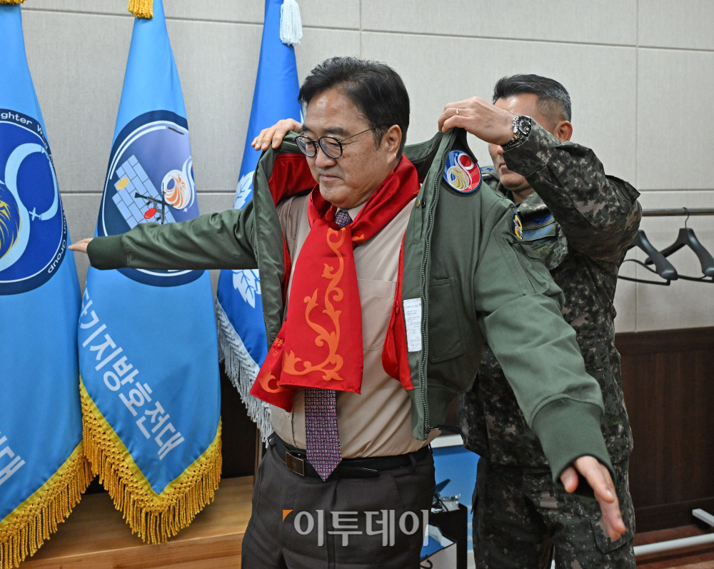 ▲우원식 국회의장이 14일 강원도 원주시 제8전투비행단을 위문 방문해 공군 점퍼를 입고 있다. 국회사진기자단