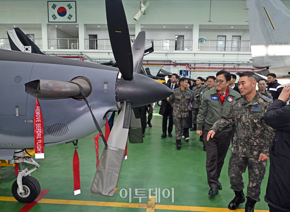 ▲우원식 국회의장이 14일 강원도 원주시 제8전투비행단을 위문 방문해 공군 KA-1 공중통제공격기를 살펴보고 있다 . 국회사진기자단