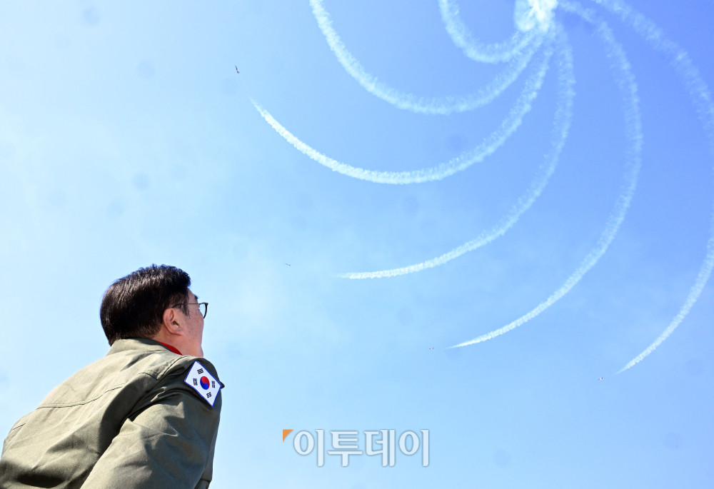 ▲우원식 국회의장이 14일 강원도 원주시 제8전투비행단을 위문 방문, 특수비행팀 블랙이글스 비행을 바라보고 있다. 국회사진기자단