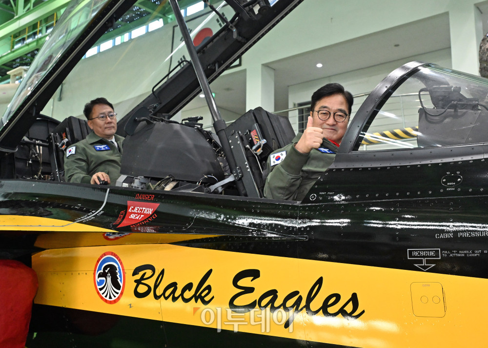 ▲우원식 국회의장이 14일 강원도 원주시 제8전투비행단을 위문 방문, 특수비행팀 블랙이글스의 T-50B에 탑승해 포즈를 취하고 있다. 국회사진기자단