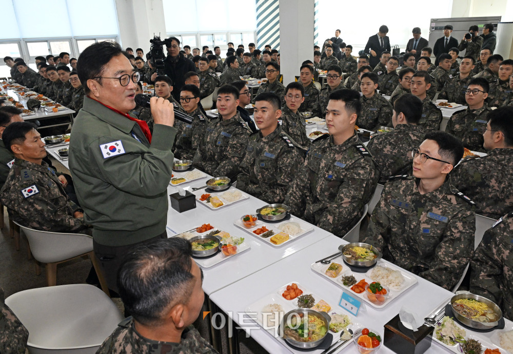 ▲우원식 국회의장이 14일 강원도 원주시 제8전투비행단을 위문 방문해 오찬에 앞서 군장병에게 인사말을 하고 있다. 국회사진기자단