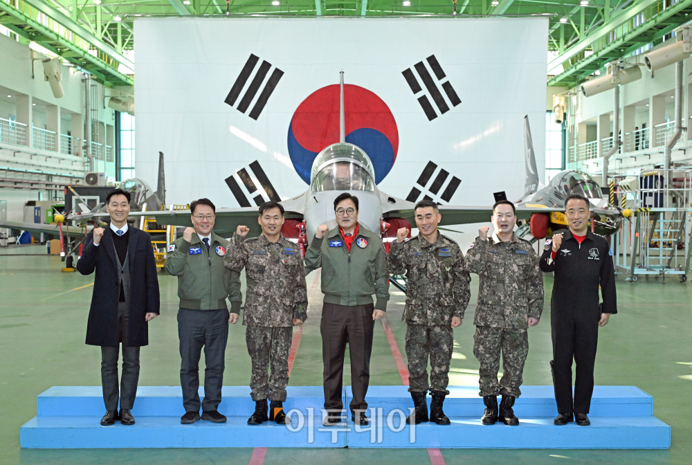 ▲우원식 국회의장이 14일 강원도 원주시 제8전투비행단을 위문 방문해 채운기 공군공중전투사령관과 이긍규 8전투비행단장 등 관계자들과 기념촬영을 하고 있다. 국회사진기자단