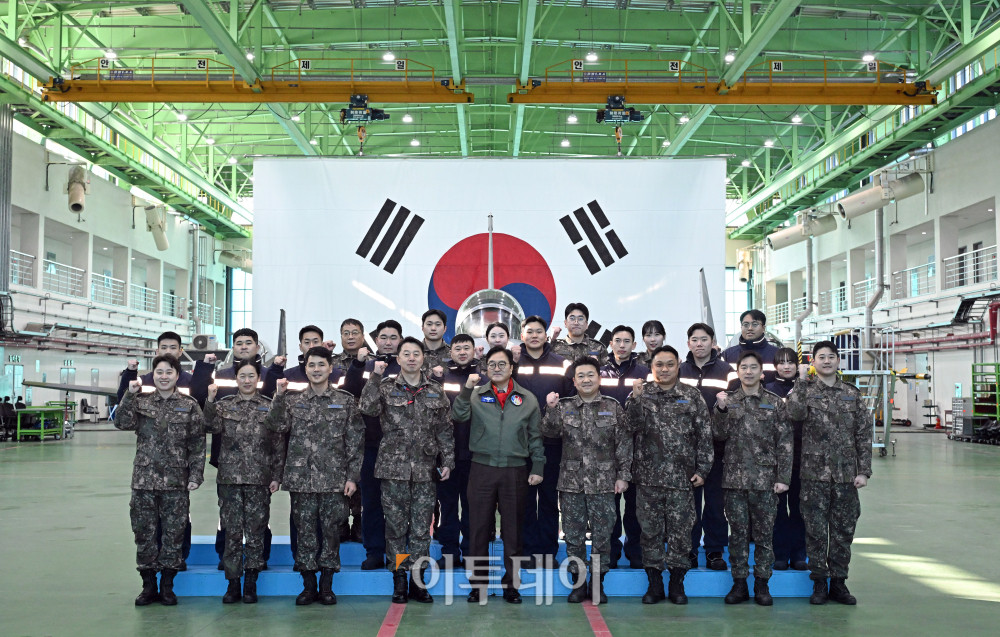 ▲우원식 국회의장이 14일 강원도 원주시 제8전투비행단을 위문 방문해 전투기 정비지원 대원들과 기념촬영을 하고 있다. 국회사진기자단