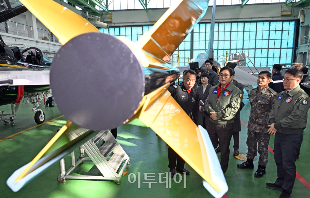 ▲우원식 국회의장이 14일 강원도 원주시 제8전투비행단을 위문 방문, 특수비행팀 블랙이글스의 T-50B를 살펴보고 있다. 국회사진기자단