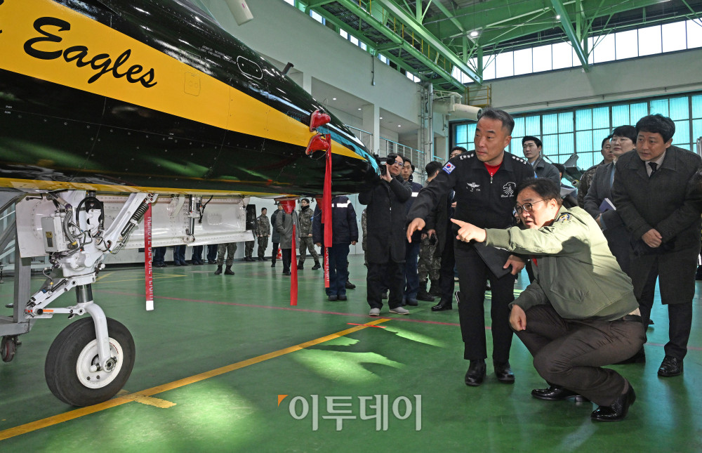 ▲우원식 국회의장이 14일 강원도 원주시 제8전투비행단을 위문 방문, 특수비행팀 블랙이글스의 T-50B를 살펴보고 있다. 국회사진기자단