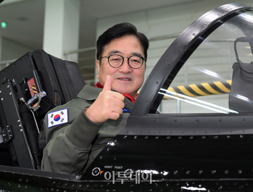 ▲우원식 국회의장이 14일 강원도 원주시 제8전투비행단을 위문 방문, 특수비행팀 블랙이글스의 T-50B에 탑승해 포즈를 취하고 있다. 국회사진기자단