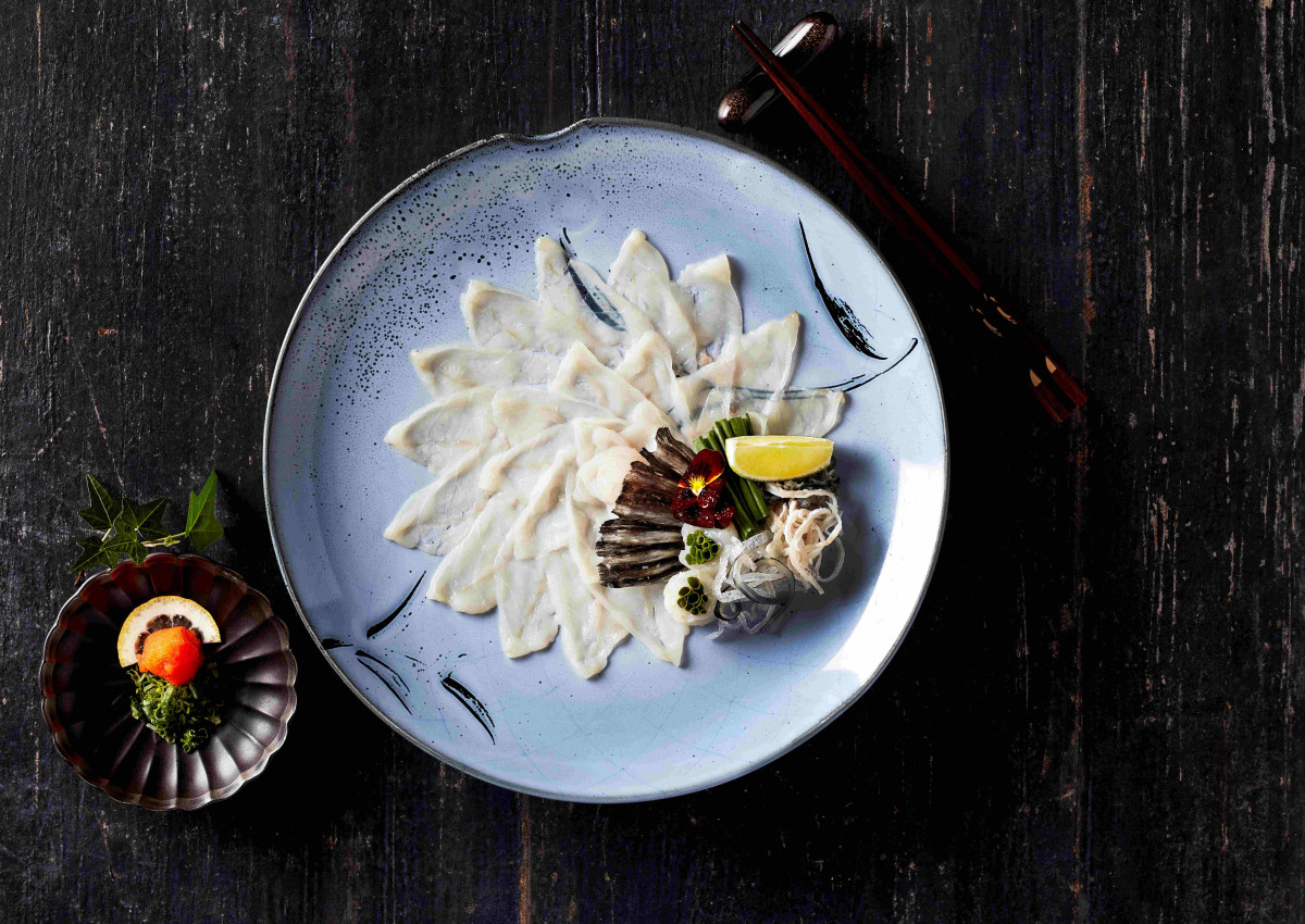 ▲파라다이스호텔 부산 ‘사까에’ 복어 사시미. (사진제공=파라다이스 호텔앤리조트)