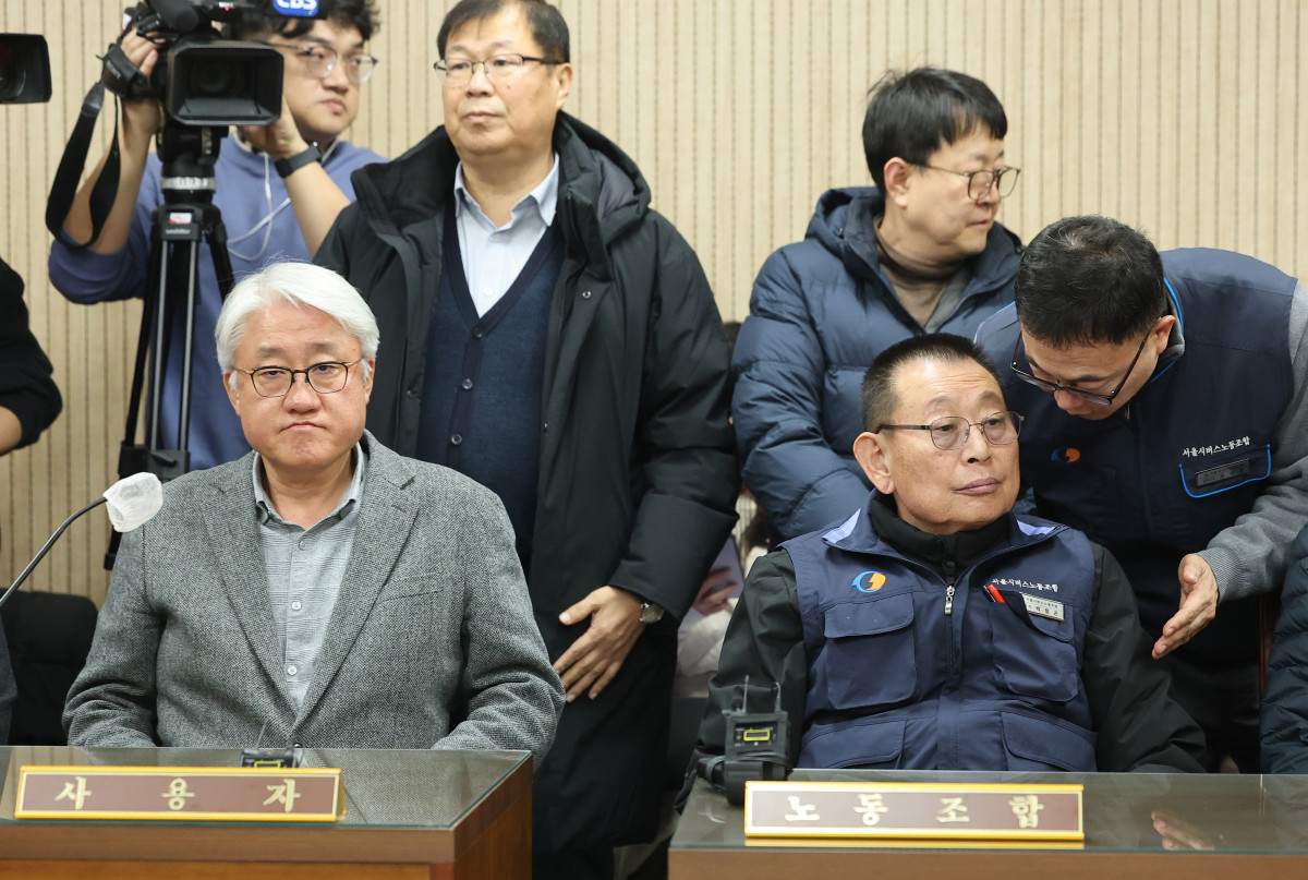 ▲ 14일 서울지방노동위원회에서 열린 특별조정위원회 2차 사후 조정 회의에 박점곤 서울시버스노동조합(버스노조) 위원장(오른쪽)과 사측인 김정환 서울시버스운송사업조합(서울시버스조합) 이사장이 노사 대표로 참석해 있다. (연합뉴스)