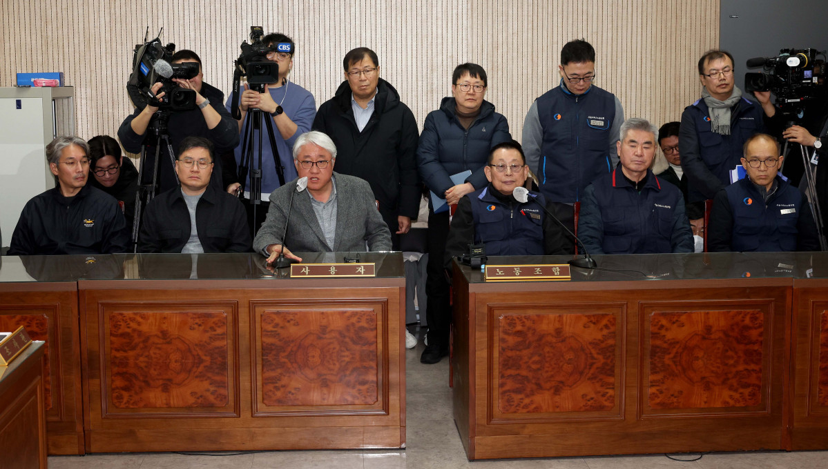 ▲서울시버스노동조합(서울버스노조) 파업 이틀째인 14일 서울 영등포구 서울지방노동위원회에서 열린 특별조정위원회 2차 사후 조정회의에서 김정환 서울시버스사업조합 이사장이 발언하고 있다. 신태현 기자 holjjak@