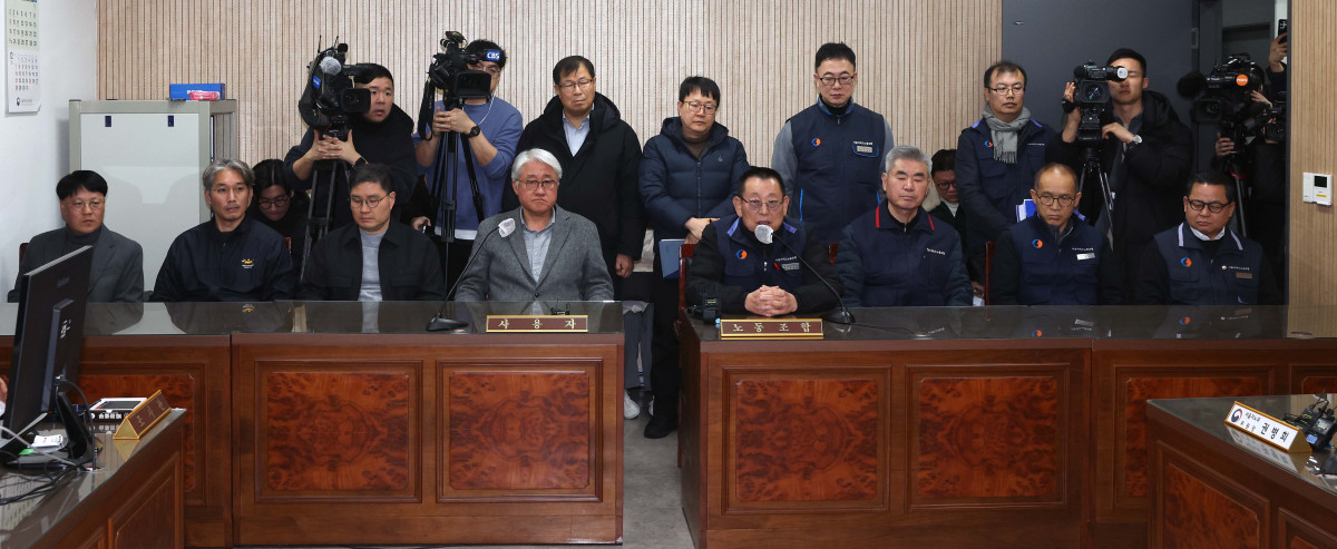 ▲서울시버스노동조합(서울버스노조) 파업 이틀째인 14일 서울 영등포구 서울지방노동위원회에서 열린 특별조정위원회 2차 사후 조정회의에서 박점곤 서울시버스노동조합 위원장이 발언하고 있다. 신태현 기자 holjjak@