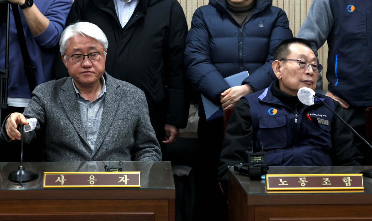 ▲서울시버스노동조합(서울버스노조) 파업 이틀째인 14일 서울 영등포구 서울지방노동위원회에서 열린 특별조정위원회 2차 사후 조정회의에서 김정환(왼쪽) 서울시버스사업조합 이사장과 박점곤 서울시버스노동조합 위원장이 잠시 생각에 잠겨 있다. 신태현 기자 holjjak@