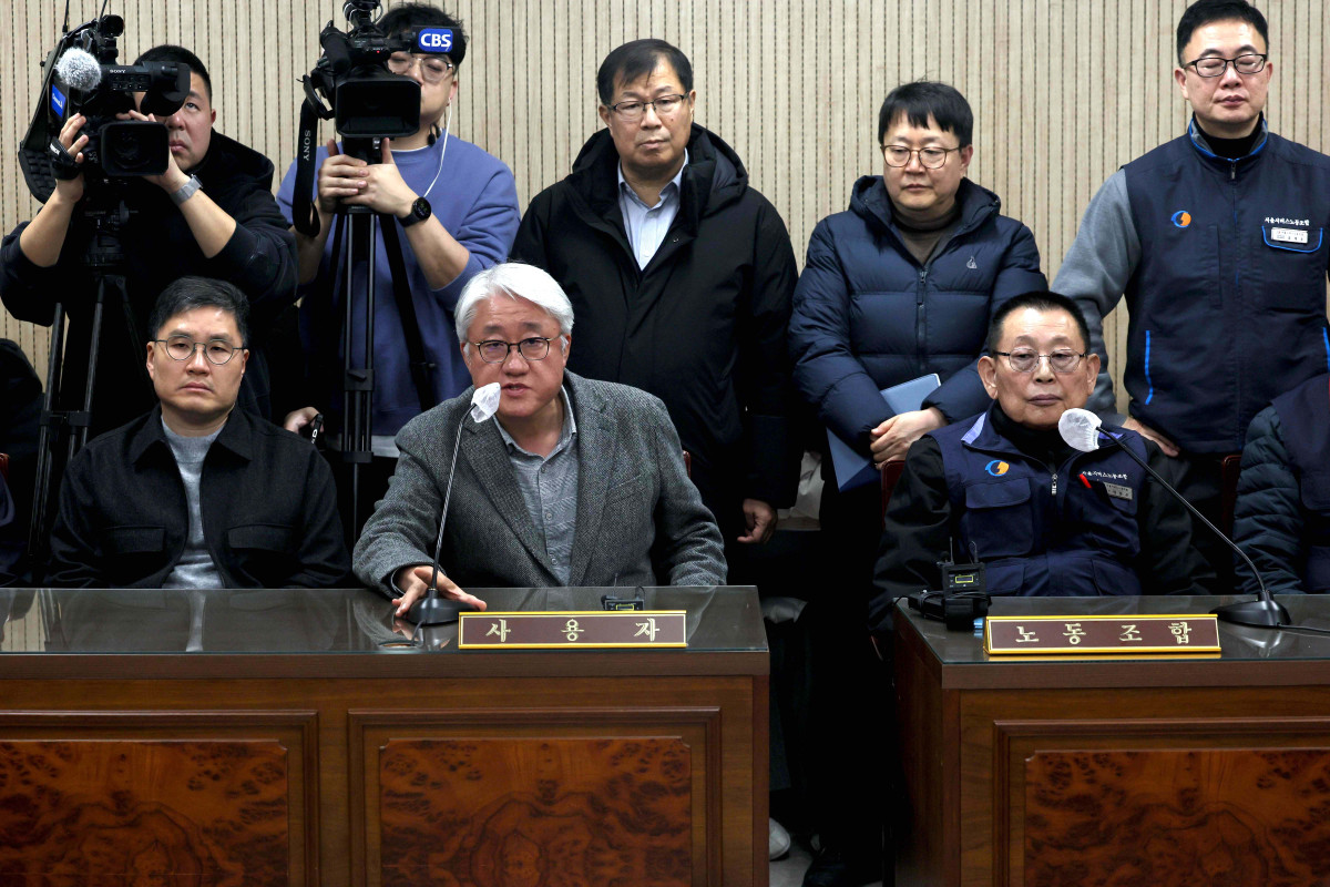 ▲서울시버스노동조합(서울버스노조) 파업 이틀째인 14일 서울 영등포구 서울지방노동위원회에서 열린 특별조정위원회 2차 사후 조정회의에서 김정환 서울시버스사업조합 이사장이 발언하고 있다. 신태현 기자 holjjak@