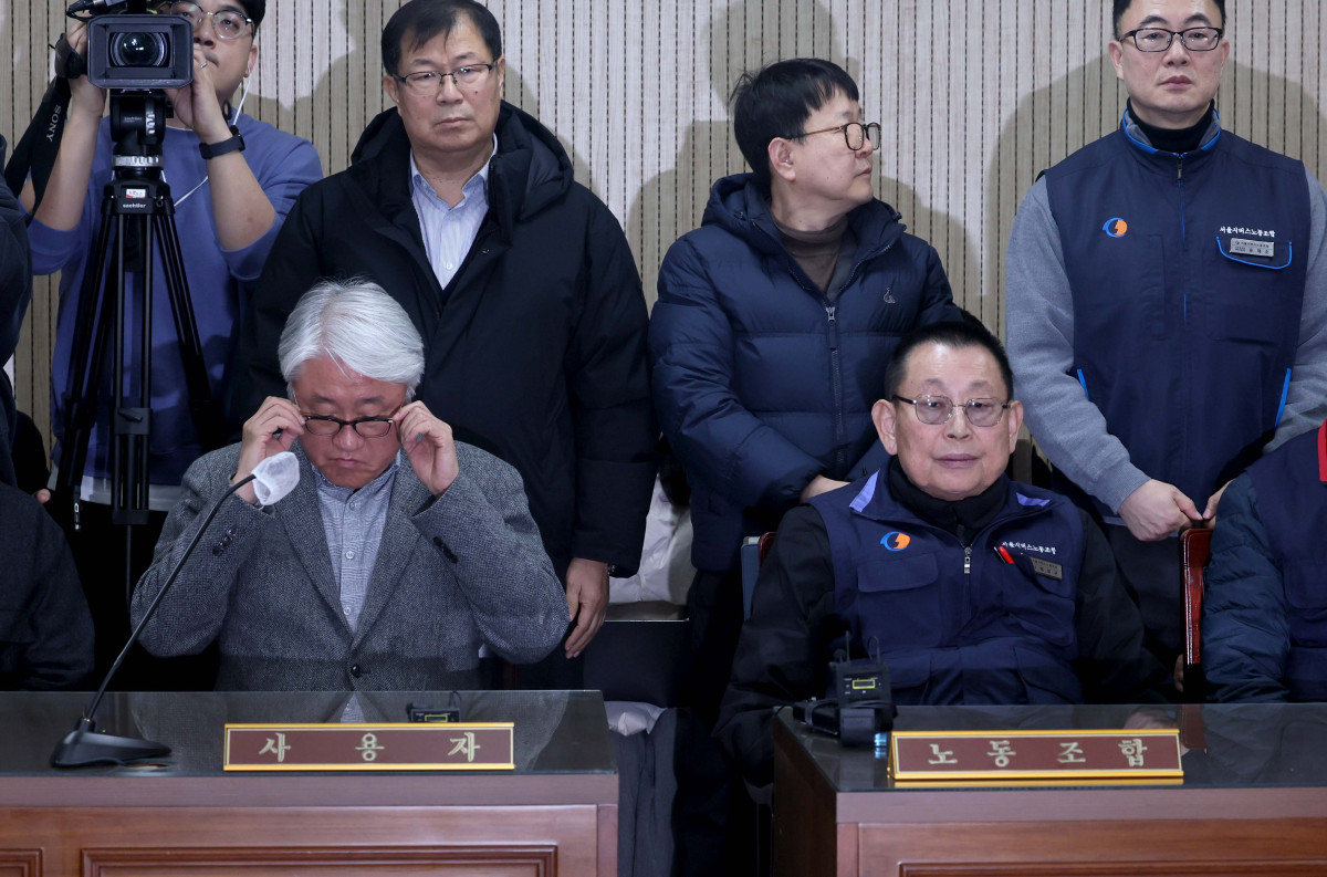 ▲서울시버스노동조합(서울버스노조) 파업 이틀째인 14일 서울 영등포구 서울지방노동위원회에서 열린 특별조정위원회 2차 사후 조정회의에서 김정환(왼쪽) 서울시버스사업조합 이사장과 박점곤 서울시버스노동조합 위원장이 잠시 생각에 잠겨 있다. 신태현 기자 holjjak@