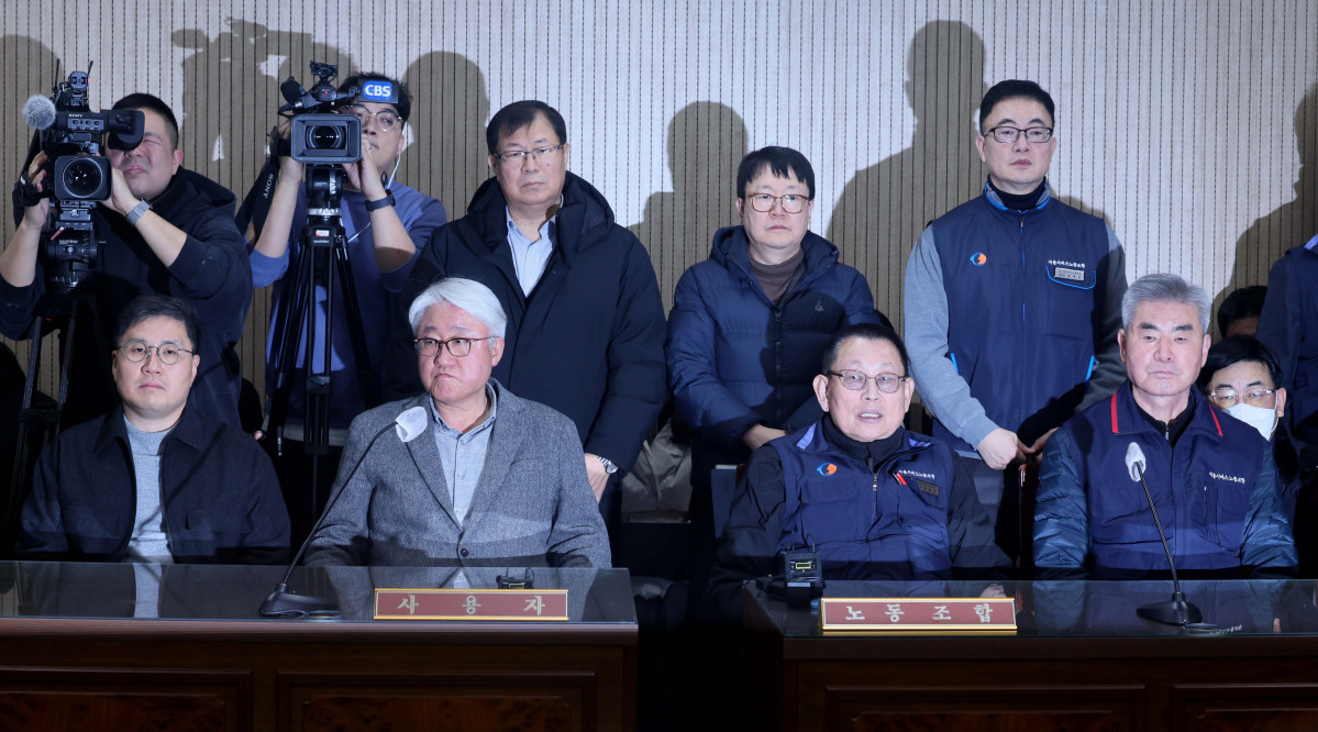 ▲서울시버스노동조합(서울버스노조) 파업 이틀째인 14일 서울 영등포구 서울지방노동위원회에서 열린 특별조정위원회 2차 사후 조정회의에서 김정환(왼쪽) 서울시버스사업조합 이사장과 박점곤 서울시버스노동조합 위원장이 잠시 생각에 잠겨 있다. 신태현 기자 holjjak@