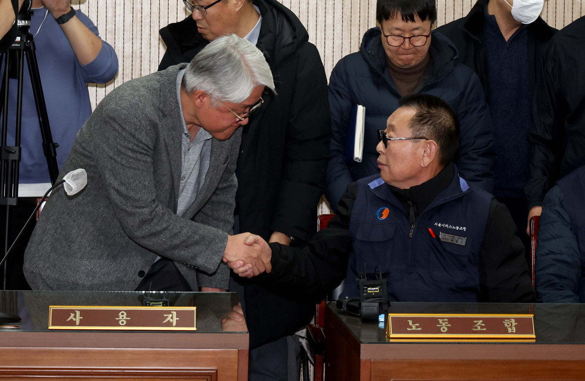 ▲서울시버스노동조합(서울버스노조) 파업 이틀째인 14일 서울 영등포구 서울지방노동위원회에서 열린 특별조정위원회 2차 사후 조정회의에서 김정환(왼쪽) 서울시버스사업조합 이사장과 박점곤 서울시버스노동조합 위원장이 인사하고 있다. 신태현 기자 holjjak@