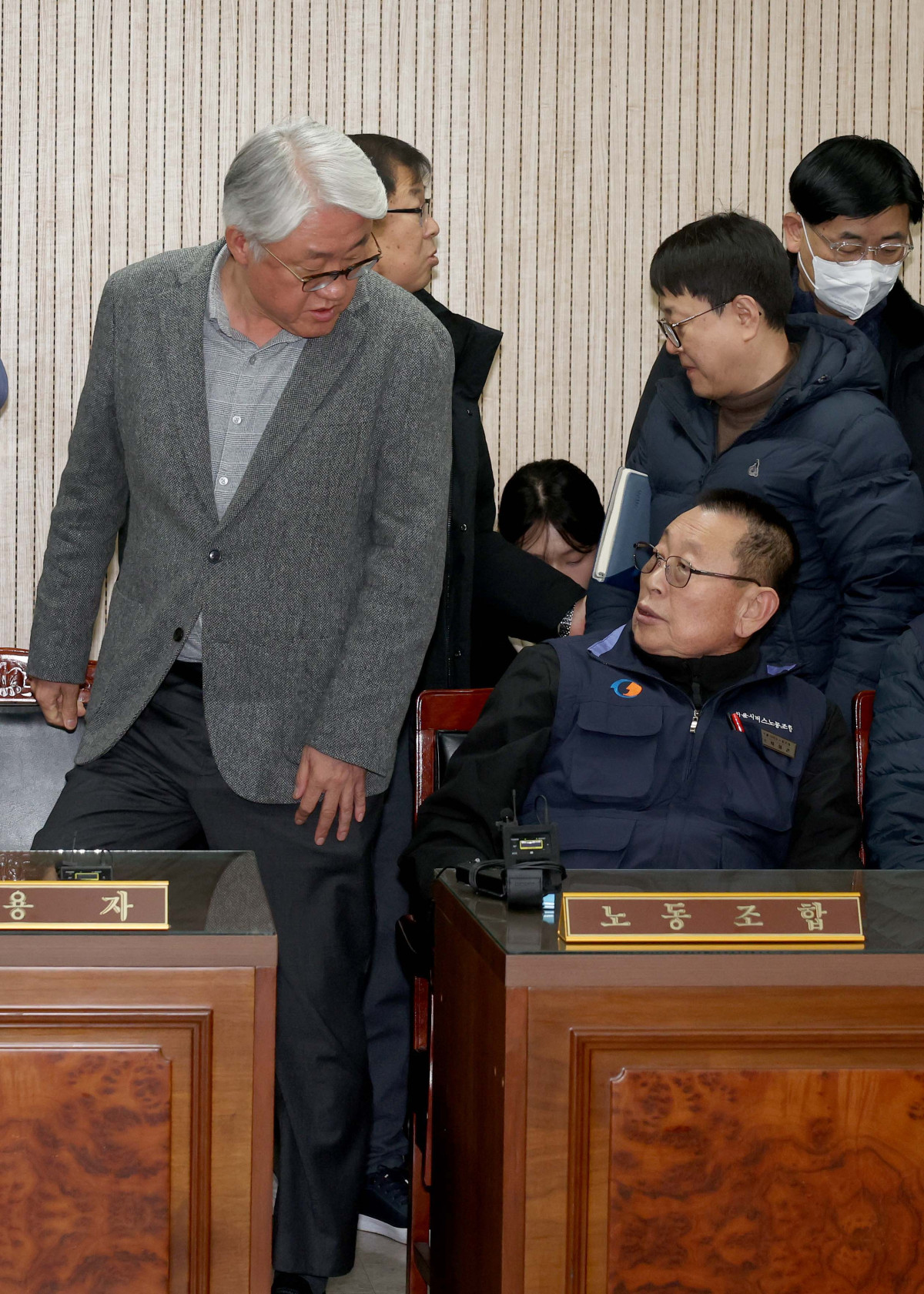 ▲서울시버스노동조합(서울버스노조) 파업 이틀째인 14일 서울 영등포구 서울지방노동위원회에서 열린 특별조정위원회 2차 사후 조정회의에서 김정환(왼쪽) 서울시버스사업조합 이사장과 박점곤 서울시버스노동조합 위원장이 대화하고 있다. 신태현 기자 holjjak@