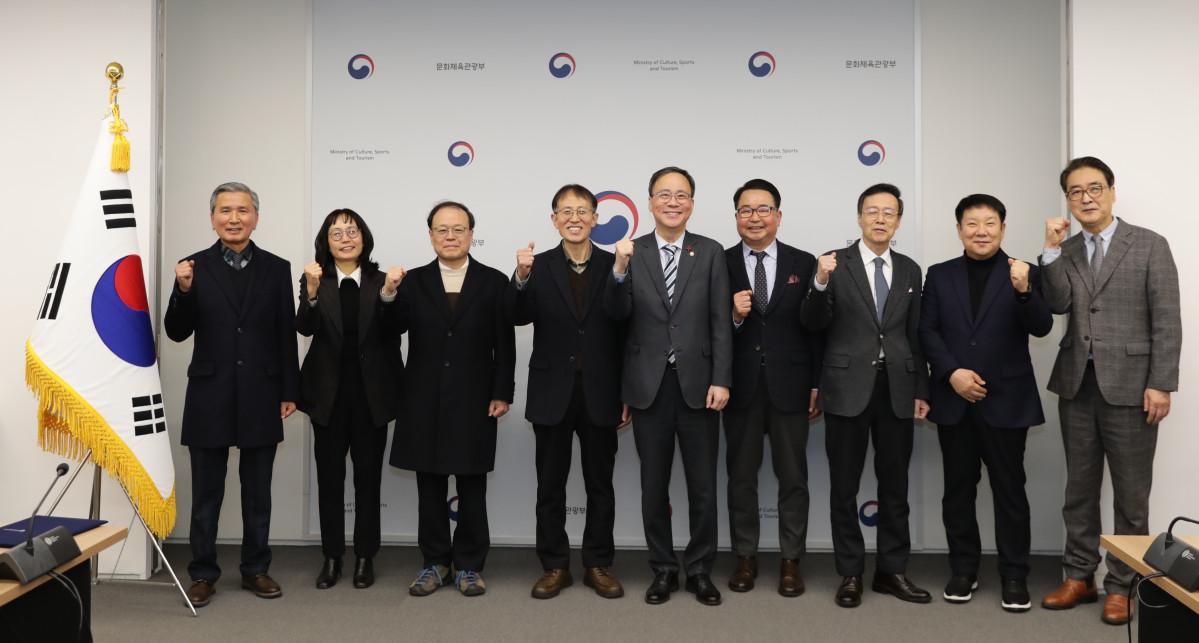 ▲문화체육관광부가 14일 제8기 지역신문발전위원회 위원 9명을 위촉했다. (사진제공=문체부)