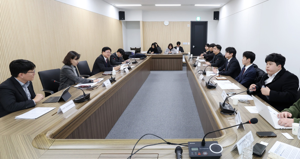 ▲최교진 교육부 장관(왼쪽 가운데)과 전국총학생회협의회 학생들이 13일 등록금 관련 면담을 하고 있다. (사진=전국총학생회협의회)