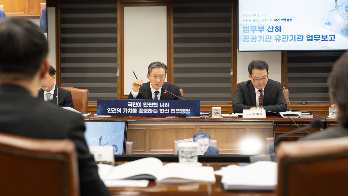 ▲ 정성호 법무부 장관이 14일 정부 과천청사에서 산하 공공기관과 유관기관, 대검찰청 업무 보고를 받고 있다. (사진 제공 = 법무부)