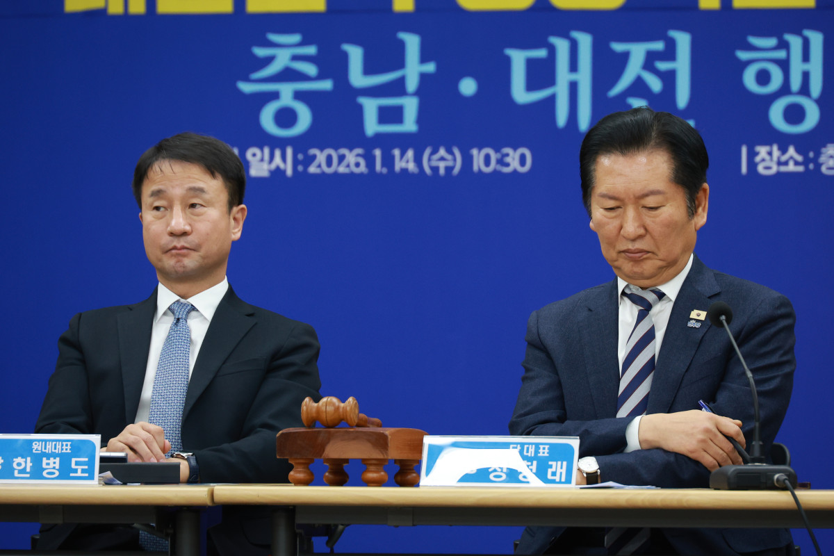 ▲정청래 더불어민주당 대표가 14일 충남 서산축산종합센터에서 열린 현장최고위원회의에서 생각에 잠겨 있다. (사진=뉴시스)