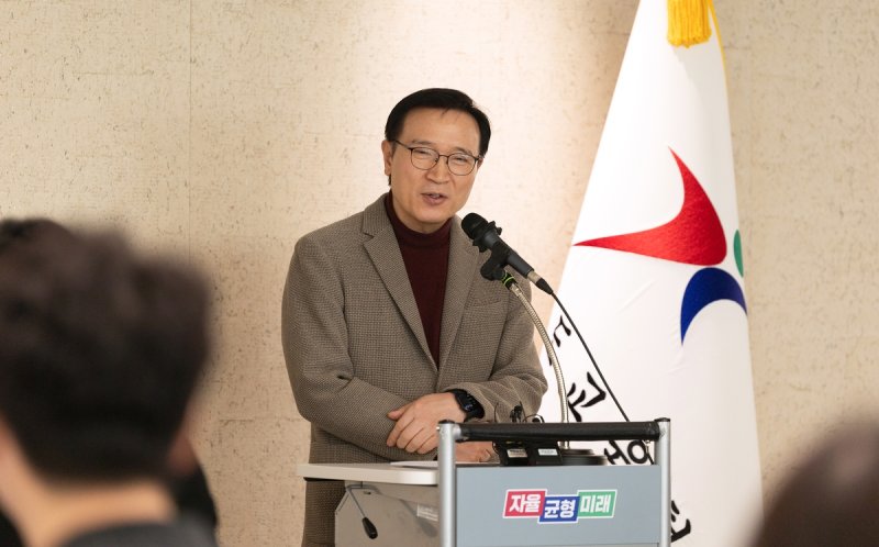 ▲임태희 경기도교육감이 14일 경기도교육청 남부청사에서 열린 신년 출입기자단 간담회에서 기자들의 질문에 답하고 있다. 임 교육감은 이날 대학입시 제도 개혁을 ‘되돌이킬 수 없는 선’까지 완성하겠다며 사실상 재선 도전 의지를 밝혔다. (경기도교육청)