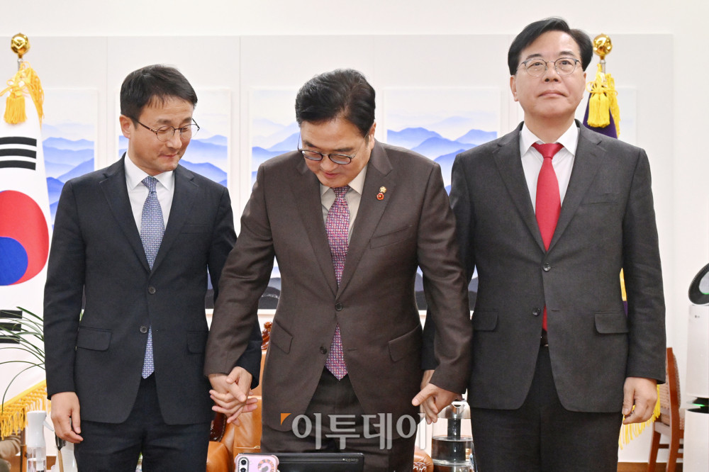 ▲우원식(가운데) 국회의장과 여야 원내대표 등이 14일 국회 의장실에서 만나 기념촬영을 한 뒤 자리로 향하고 있다. 왼쪽부터 한병도 더불어민주당 원내대표, 우 의장, 송언석 국민의힘 원내대표. 2026.1.14