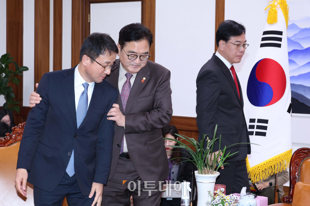 ▲우원식(가운데) 국회의장과 한병도(왼쪽) 더불어민주당 원내대표, 송언석 국민의힘 원내대표가 14일 서울 여의도 국회 의장실에서 회동을 하고 있다. 고이란 기자 photoeran@