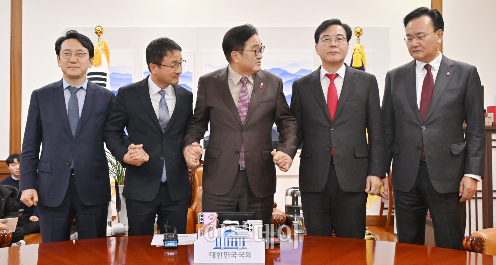 ▲우원식 국회의장과 여야 원내대표 등이 14일 서울 여의도 국회 의장실에서 회동을 하고 있다. 왼쪽부터 천준호 더불어민주당 원내운영수석 부대표, 한병도 원내대표, 우 의장, 송언석 국민의힘 원내대표, 유상범 원내운영수석부대표. 고이란 기자 photoeran@